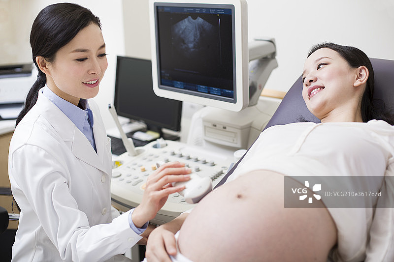 孕妇在医院做B超图片素材