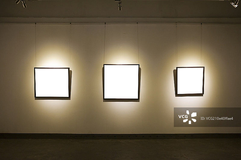 美术馆艺术画展和悬挂的画作图片素材