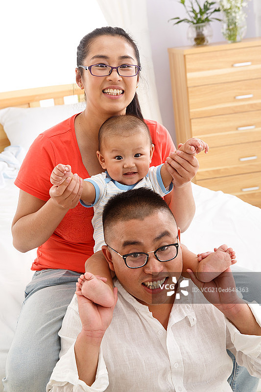 快乐的一家三口图片素材