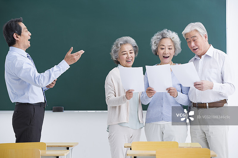 老年人上音乐课图片素材