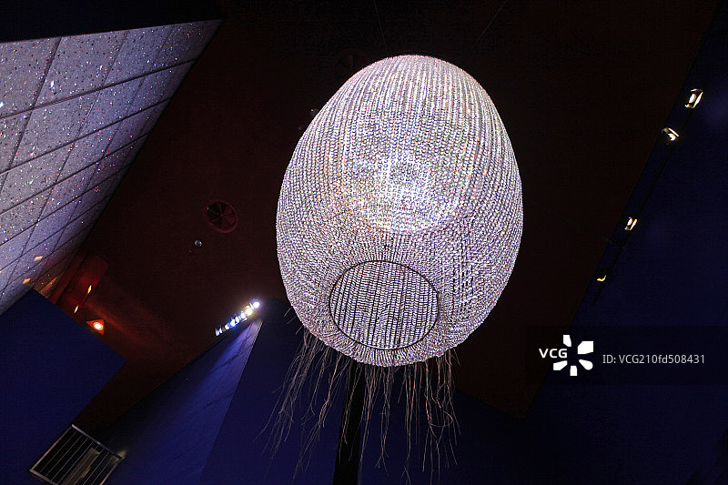 水晶工厂里的水晶灯图片素材