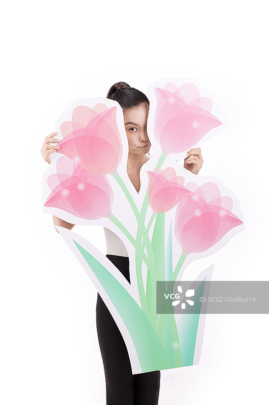 在花丛中捉迷藏的女孩图片素材