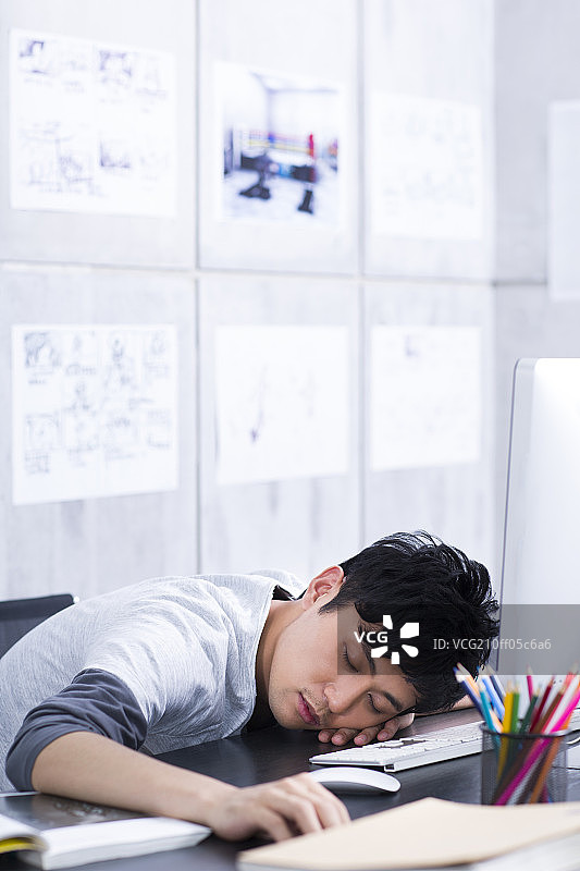 年轻男子在办公室打盹儿图片素材
