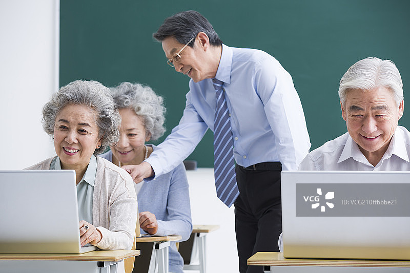 老年人上计算机课图片素材