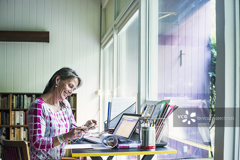 女人在家里的桌子旁工作图片素材
