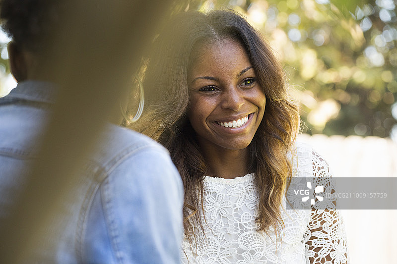 长发微笑女性肖像图片素材