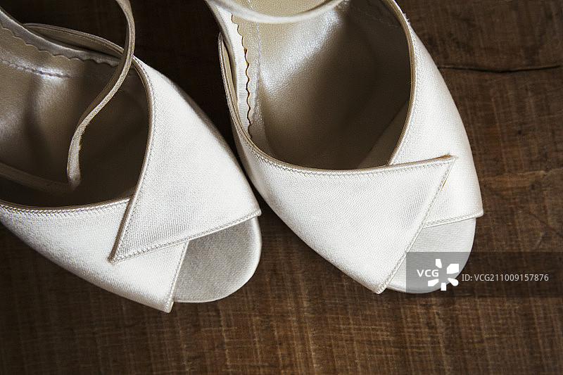 一双白色露趾鞋，特写婚礼鞋图片素材