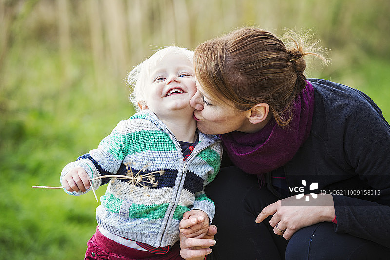 散步中的母子图片素材