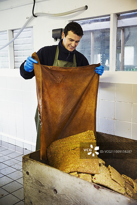 男人压榨后丢弃苹果果渣图片素材