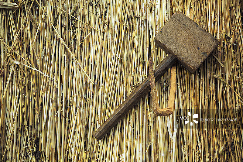 木槌与木钉在茅草屋顶图片素材