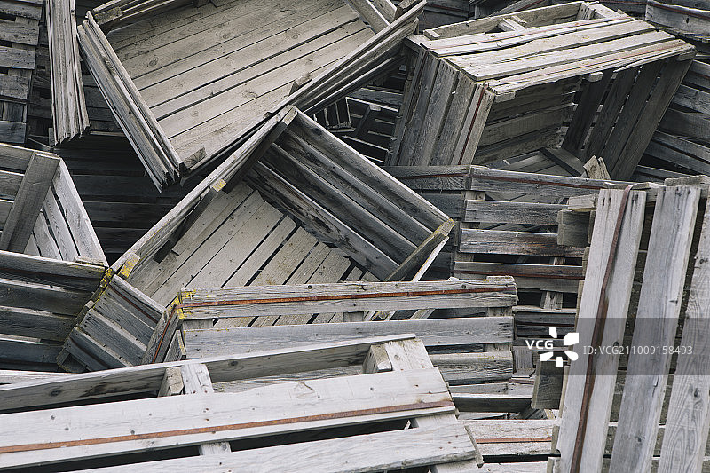 堆放的旧木制水果箱，苹果丰收箱图片素材