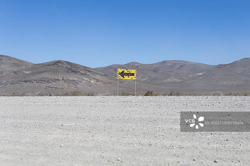 内华达州黑石沙漠中布满弹孔的箭头标志图片素材