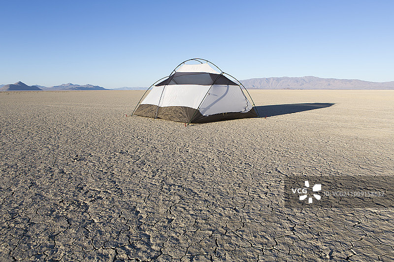 内华达州黑岩沙漠广阔的盐滩上的露营帐篷图片素材