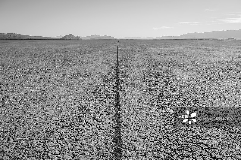 内华达州黑石沙漠的轮胎痕迹图片素材