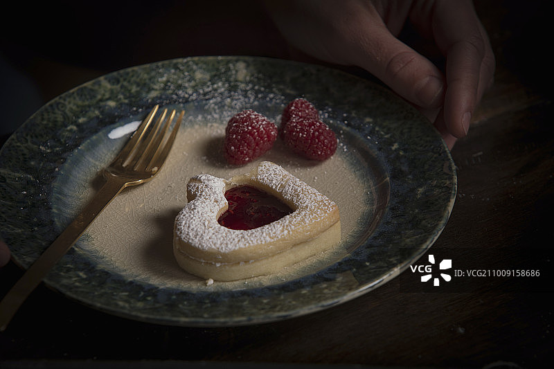 情人节烘焙：心形饼干和新鲜覆盆子图片素材