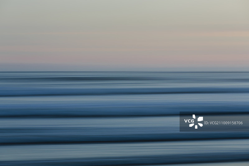 海滩黄昏海面波涛与地平线图片素材