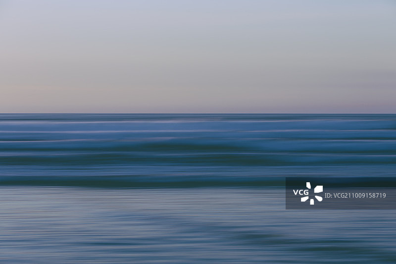 海滩黄昏海面波涛与地平线图片素材
