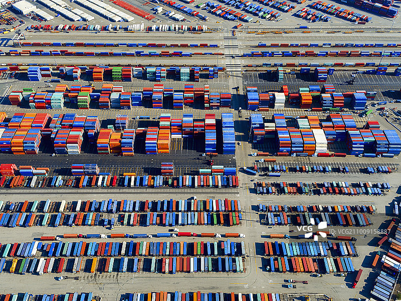 洛杉矶圣佩德罗集装箱港口鸟瞰，集装箱等待装载。商业货运码头。图片素材