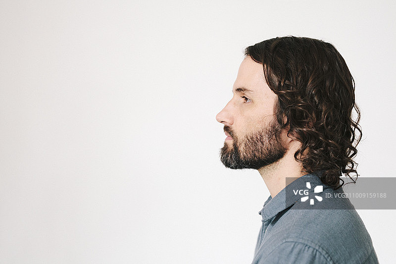 络腮胡年轻男子头像及肩部图片素材