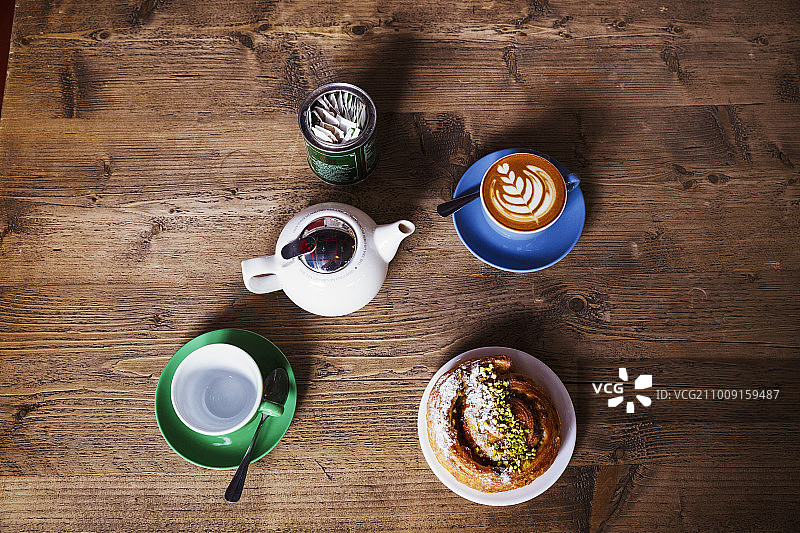 特色咖啡店：桌面咖啡、茶具和糕点一览图片素材