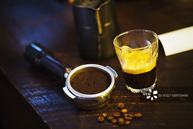 特色咖啡店：咖啡机、咖啡豆和浓缩咖啡杯图片素材