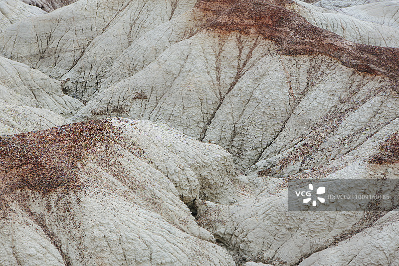 石化林国家公园内彩绘沙漠岩层俯视视角图片素材
