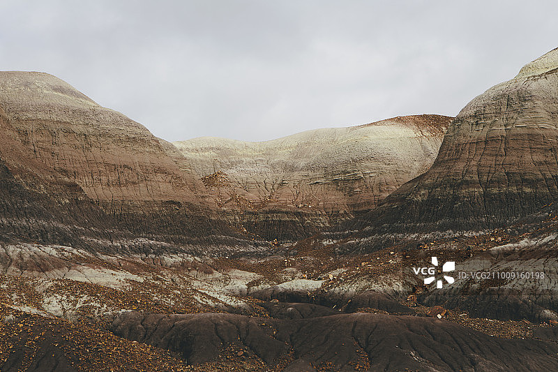 石化林国家公园内彩绘沙漠岩层俯视视角图片素材