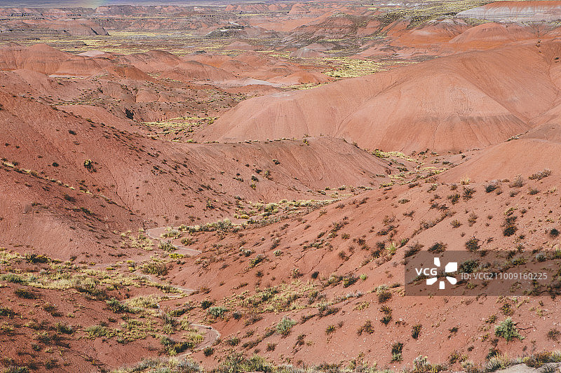 石化林国家公园内彩绘沙漠岩层俯视视角图片素材