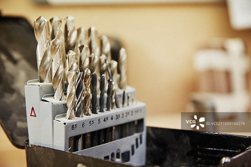 家具车间，整齐排列在盒子里的钻头图片素材