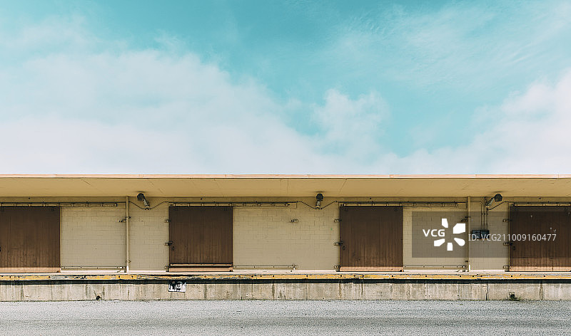 建筑物中的一排舱口或门图片素材