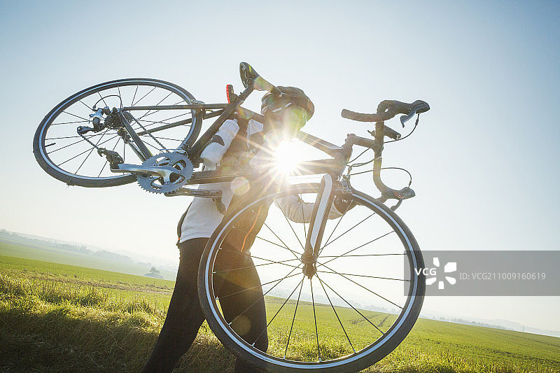 肩上扛着公路自行车的男人图片素材