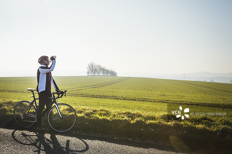 骑自行车的人在路边休息，喝水图片素材
