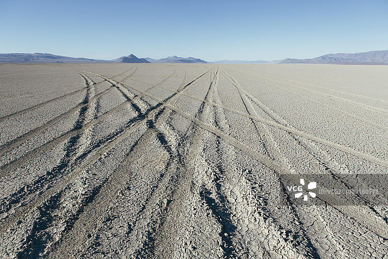 内华达黑岩沙漠干湖床轮胎痕迹图片素材