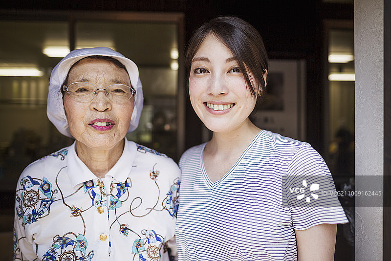 两名女子在面馆，一家有快餐厨房和荞麦面生产部门的小店图片素材