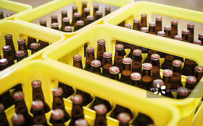 啤酒厂里装有啤酒瓶的黄色塑料箱图片素材