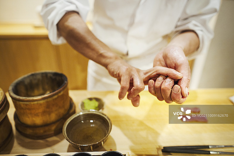 厨师在小型商业厨房工作，日式料理师或主厨将米饭压成寿司形状图片素材