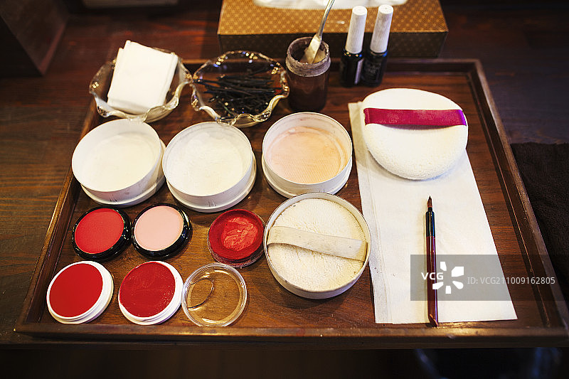 艺伎妆容用的一盘化妆品图片素材