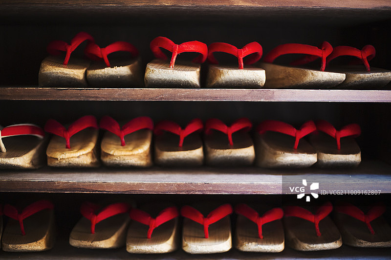 艺伎穿着的厚底红带木屐图片素材