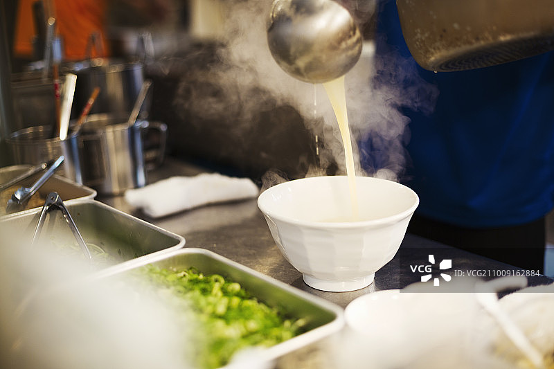 拉面馆厨房：厨师正在准备拉面图片素材