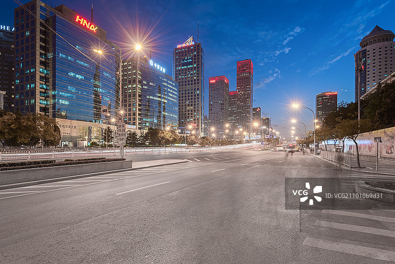 国贸建筑群和车流图片素材