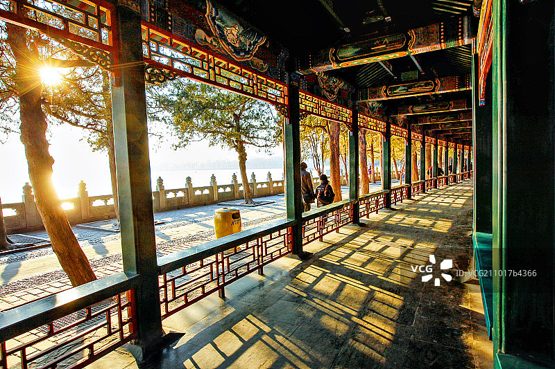 阳光下的颐和园长廊图片素材