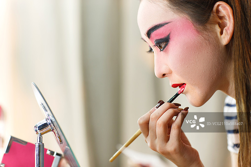 正在化妆的年轻表演者图片素材