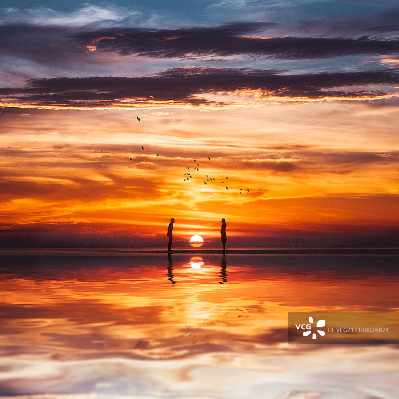海边日出情侣剪影图片素材