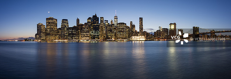 夜晚曼哈顿天际线图片素材