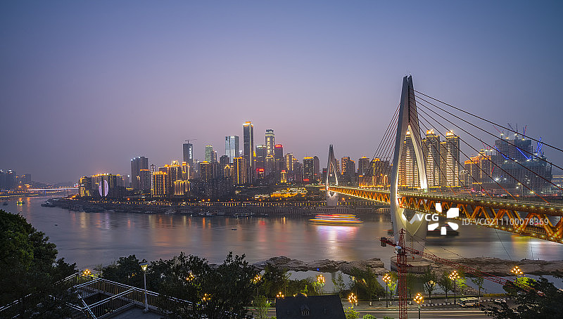 重庆市渝中半岛和东水门大桥夜景图片素材