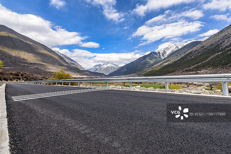 西藏波密桃花沟公路图片素材