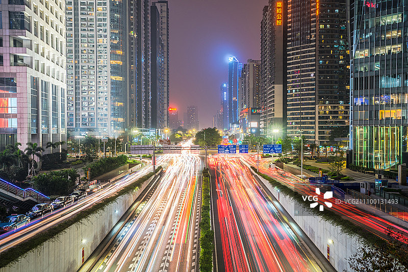 Traffic and office building on图片素材