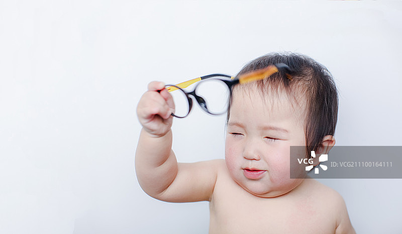 幼儿拿掉眼镜图片素材