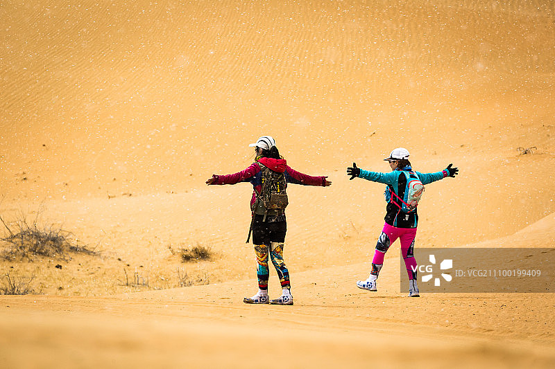 沙漠徒步穿越-18图片素材