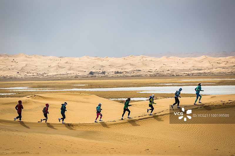 沙漠徒步穿越-17图片素材